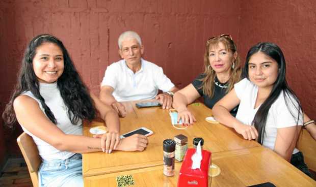 En un almuerzo familiar compartieron Silvana Marín, Carlos Marín, Liliana Galvis y Carla Marín.