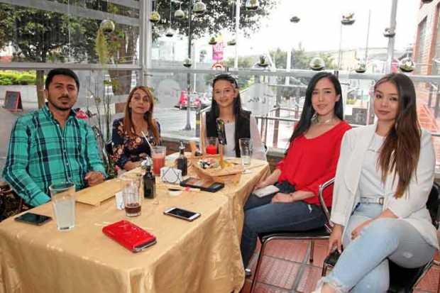 Foto|Argemiro Idárraga|LA PATRIA    En el restaurante Sushi Time, compañeros de Infimanizales ofrecieron un almuerzo para desped