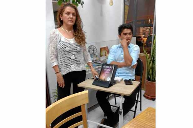 Foto|Lector|LA PATRIA    En la librería Ágora, fue presentado el libro Mudando en el universo - Narrativa para el alma-, una ant