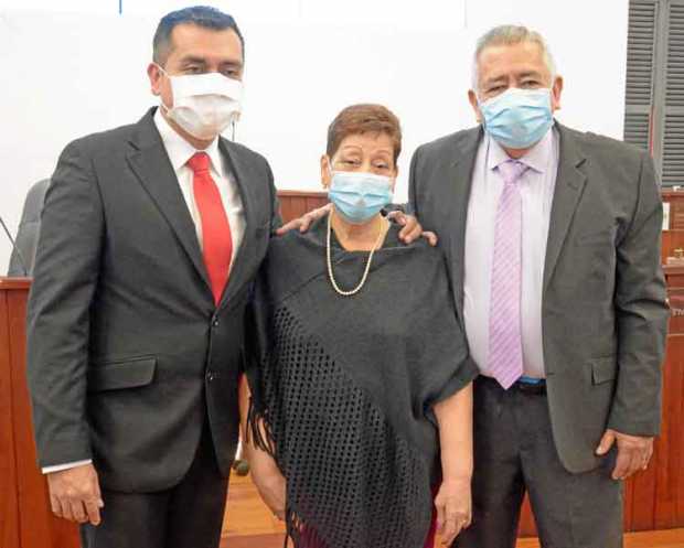 Danilo Eduardo Fernández Becerra acompañado de sus padres, Soledad Becerra de Fernández y Danilo Fernández Varela.