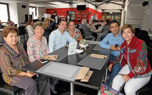 Con un almuerzo por motivo del cumpleaños de Gloria Patricia Vasco Rivera, se reunieron en el Club Manizales El Cable Edilma Riv