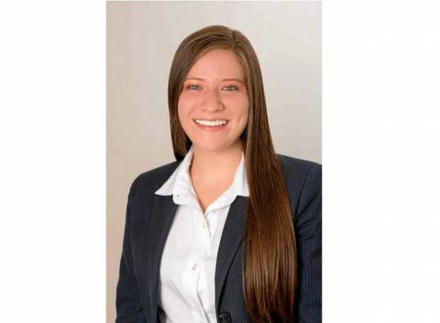 En ceremonia realizada el primero de abril, Danna Valeria Castaño recibió el título de Trabajo Social, otorgado por la Universid