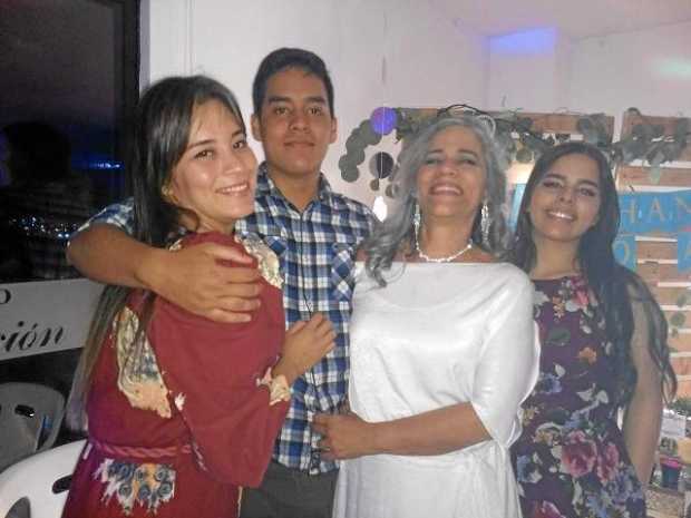 Acompañan a Madhana sus hijos Radha, Srimad y Maharani Bañol Ballestas.