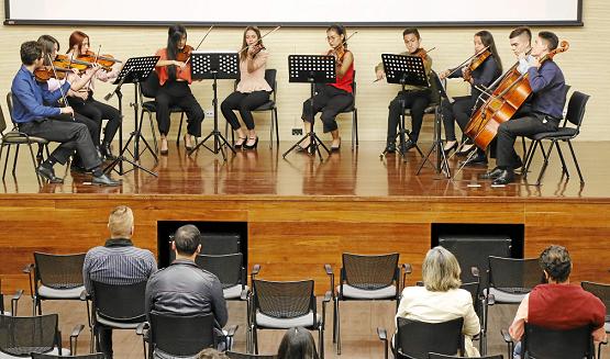 Ensamble de cuerdas de la Orquesta Sinfónica de Caldas