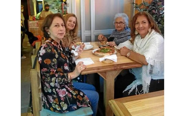 Foto | Archivo Particular | LA PATRIA    A Estella Arango Toro le celebraron su cumpleaños con sus amigas Elis del Rosario Cardo