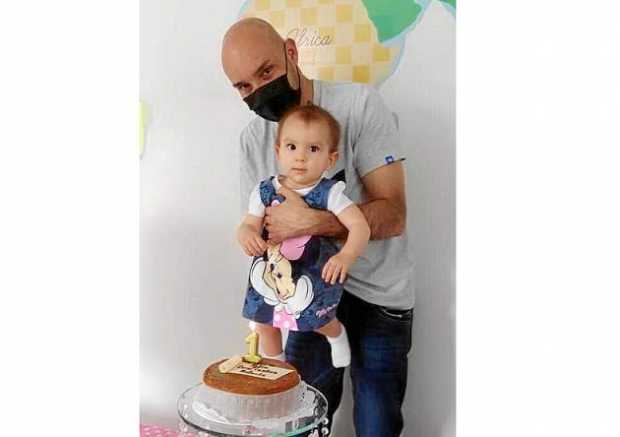 Antonia junto a su padre, Fabio Andrés.