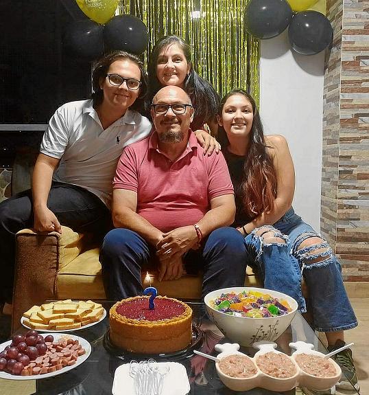 A Fabio Marín (centro) su esposa, Luz Deisy Betancurth, y sus hijos, Daniela y Juan Camilo, le celebraron su cumpleaños en una r