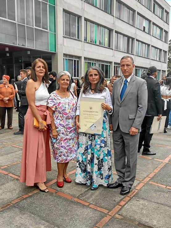 Ángela Gómez Orozco se graduó de la maestría en Artes Plásticas de la Universidad de Caldas. La acompañan su esposo, Rafael Jara