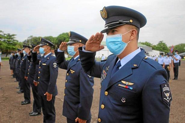 Grupo de suboficiales que ascendieron al grado inmediatamente superior
