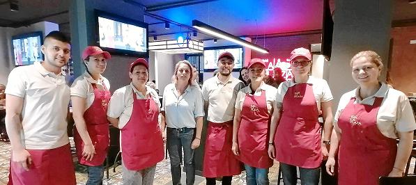 Personal de La Plaza en compañía de su propietaria: Federico Cardona, Glendy Villegas, Consuelo Aristizábal, Elsa Restrepo (prop