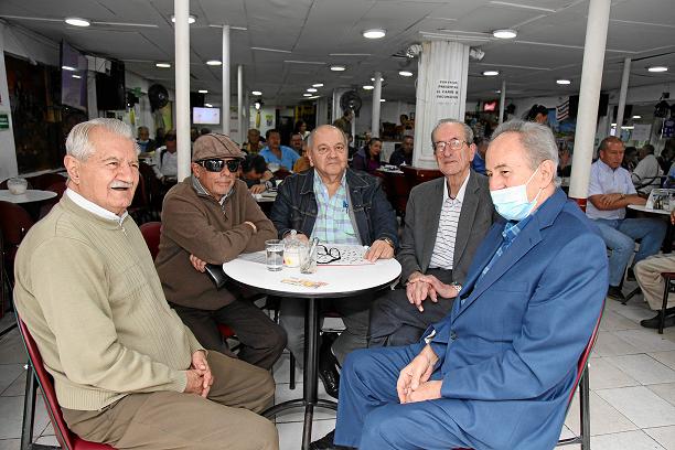 En la Fuente de Soda El Graduado se llevo a cabo una tertulia entre un grupo de amigos: Alejandro Gómez Gómez, Francisco Javier 