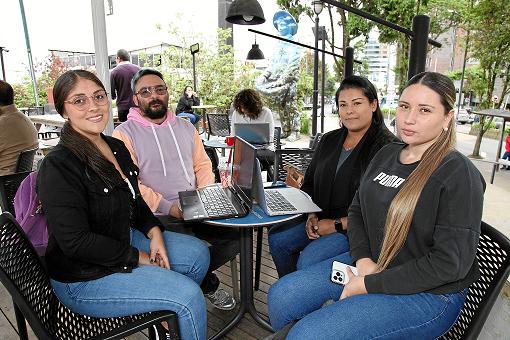 En Juan Valdez se reunieron Natalia Castellanos, Juan Camilo Florez, Paola Mesa, y Laura Orozco. 