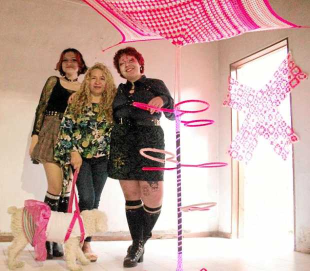 La artista Alejandra García (derecha) presentó en la inauguración su obra llamada Limbo 1. En este espacio la acompañaron su mad