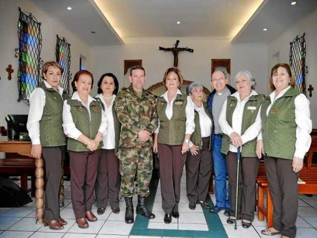 En la Capilla del Batallón Ayacucho, las señoras del voluntariado, el capellán y el comandante de la Unidad Militar, realizaron 
