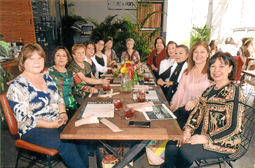 Egresadas del colegio Antonia Santos se reunieron en el restaurante Bretton para celebrar 50 años de haberse graduado de esa ins