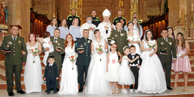 Grupo de los Recién casados con el obispo y Los altos mandos de la Policía Nacional.