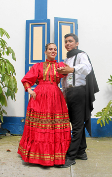 Lina Paola Ríos y Juan Manuel Valencia de la agrupación Danzas Pipintá, de Aguadas (Caldas).
