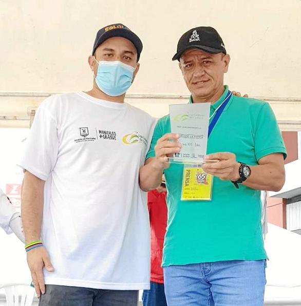 Por sus 100 años de información, hace un reconocimiento al periódico LA PATRIA la Liga Caldense de Ciclismo. Hace entrega su pre