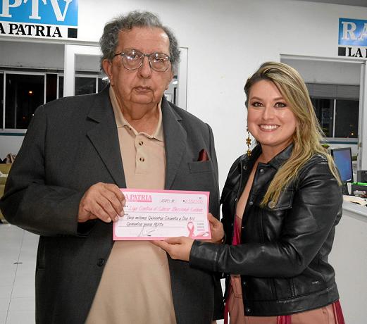 Manizales. Jorge Raad Aljure, director de la Liga Contra el Cáncer seccional Caldas, recibe de Aura Esperanza Giraldo Badillo, J