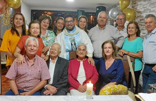 Foto|Lector|LA PATRIA   Con una misa celebraron un nuevo aniversario Enrique Botero y Martha Álvarez en compañía de sus hijos, s