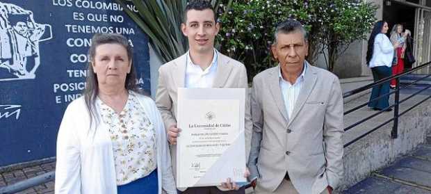 Foto|Lector|LA PATRIA    La Universidad de Caldas le otorgó el título de Licenciado en Biología y Química a Pablo Felipe Patiño 