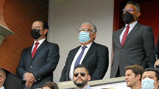 Luis Bernardo Gomez, presidente de la plaza de toros de Manizales y los asesores taurinos Mauricio Molina y Néstor Villa.