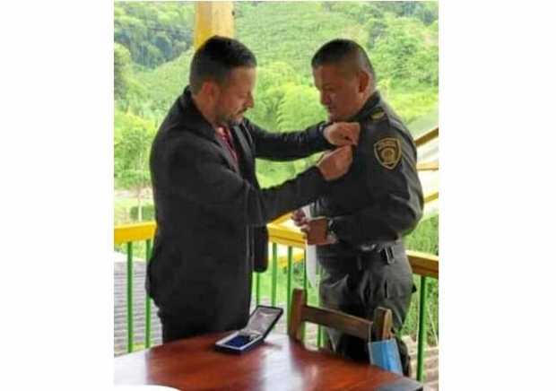 Foto | Archivo Particular | LA PATRIA   El Alcalde Andres Duque Osorio condecoró al pacoreño Teniente Coronel de la Policía Naci