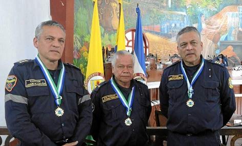 A los capitanes Jaime y Jairo Alarcón, y al subteniente Antonio Pérez se les entregó la condecoración Capitán Jaime Duque Grisal