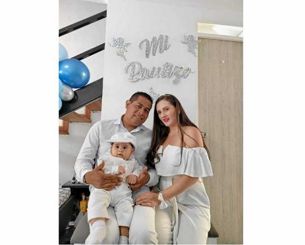 Juan Miguel Medina Sánchez fue bautizado en días pasados en la foto con sus padres Ferney Medina y María Angélica Sánchez.