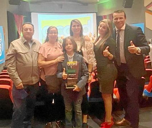 Foto | Cortesía Rubén Darío Franco Narváez | LA PATRIA     Sebastián López López compartiendo el trofeo con su familia, de izqui