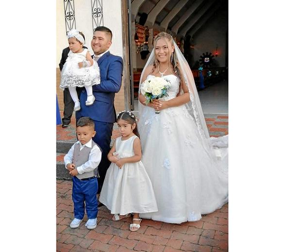 En la Capilla de la Cabaña de Manizales se casaron Juan Camilo García y María Camila Salazar los acompañan en la foto los herman