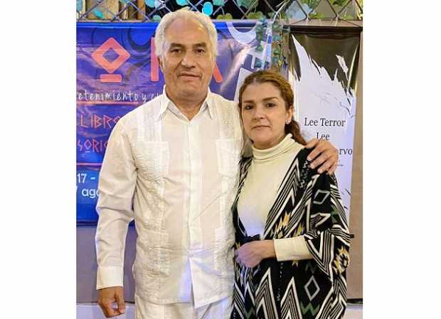 Javier Humberto Arias y Ana Muñoz, propietaria de la librería Ágora.