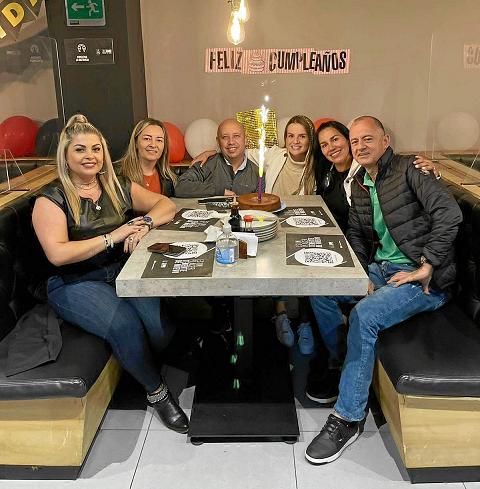 Familiares y amigos le celebraron el cumpleaños a Johana Gómez. La acompañaron en el festejo Gloria Henao, Claudia Muñoz, Julián