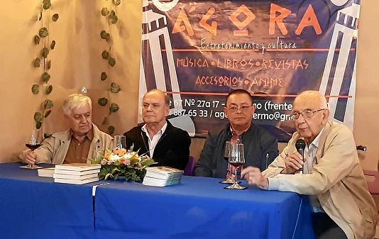 En la librería Agora historiadores se tomaron la palabra y disertaron sobre sus trabajos. En la imagen los miembros de la Academ