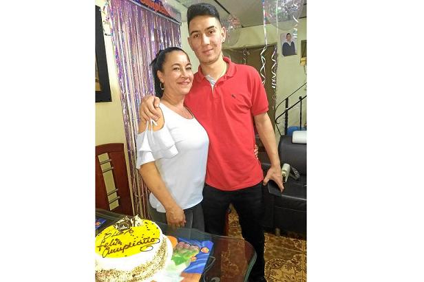 Olga acompañada de su hijo Julián Cifuentes