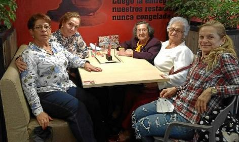 Compañeras y amigas de la poetiza Dorian Hoyos le Celebran el cumpleaños en un restaurante de Manizales. En la foto María Luisa 