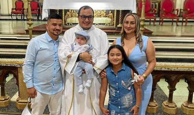 Foto | Archivo Familiar | LA PATRIA   El padre Gustavo Adolfo Sánchez bautizó a Rafel Sánchez Tejada en compañía de sus padres, 