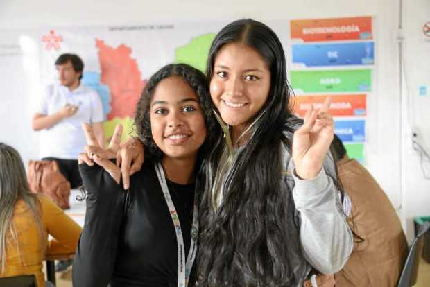 Alexandra Sanjuan Vanegas, de I.E. Cañaveral (Victoria), y Yeimi Loaiza Buitrago, de la IE Félix Naranjo (Samaná)