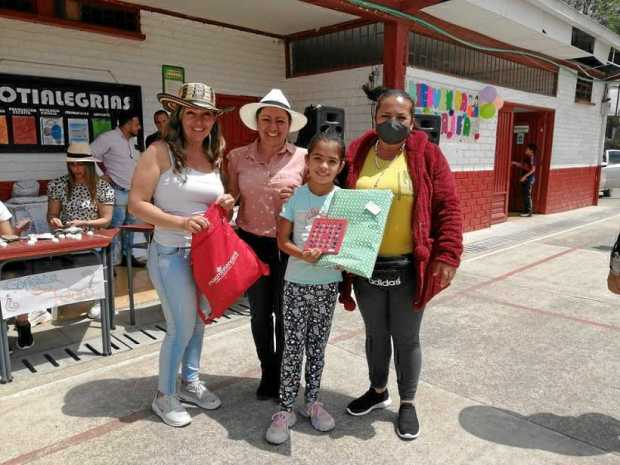 La niña Juliana Hidalgo Marín, su abuela Cenobia Vanegas y las profesoras Doralba Salazar Morales y Juliana Galeano Zuluaga
