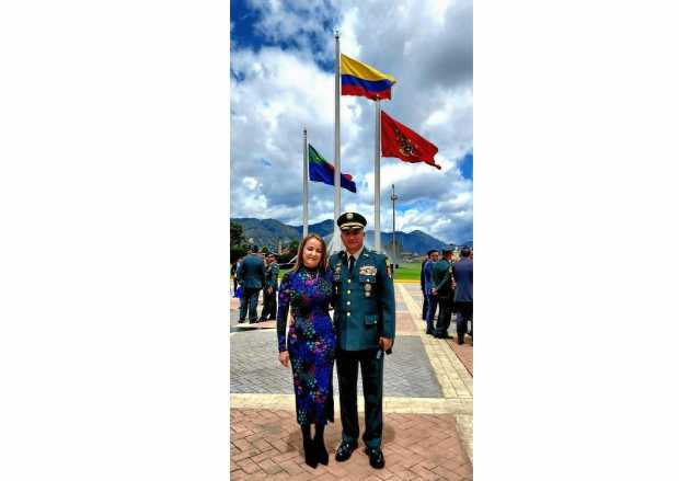 Comandante del Batallón Ayacucho, coronel Eduar Mauricio Delgado Hernández, y su esposa, Susana Medina Saba.