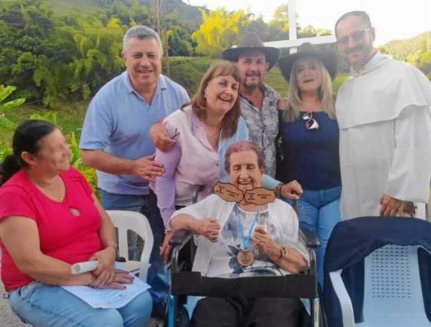 En Manzanares se hizo un reconocimiento a las fundadoras y descendientes de la Fundación Juan Pablo II con una misa, entrega de 