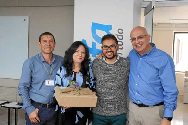 Empleados de Confa agradecen a Dora Inés Ramírez, quien recibirá su pensión, sus 31 años de labores con la caja de compensación 