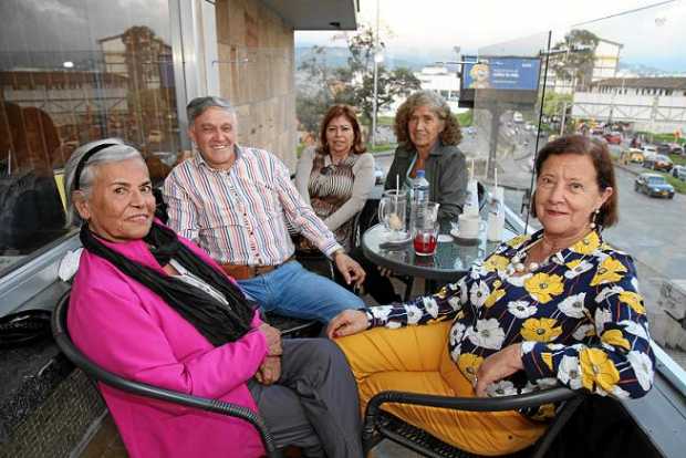 Foto | Argemiro Idárrga | LA PATRIA    En el Café Cultural del Teatro los Fundadores se reunieron Marleny Zuluaga López, Guiller