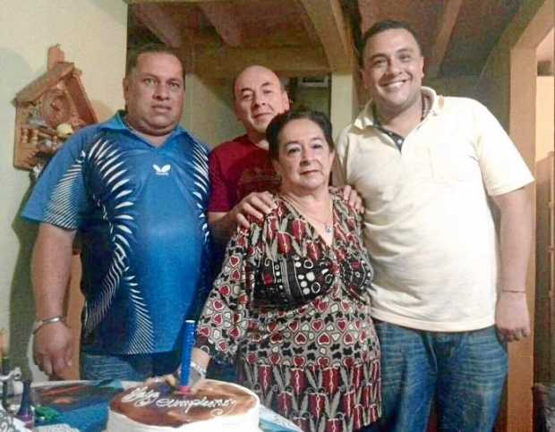 Adiela Torres Cifuentes de Narváez en su cumpleaños 80 acompañada de sus hijos.