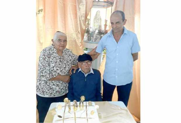 Ramón Ortiz cumplió 100 años de vida, pensionado de Obras Publicas de Manzanares, celebró junto a sus esposa Lucila Carvajal y s