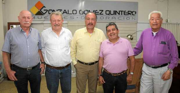 Foto | Argemiro Idárraga | LA PATRIA    En el almacén de muebles Gonzalo Gómez, se llevó a cabo una tertulia de amigos, asistier