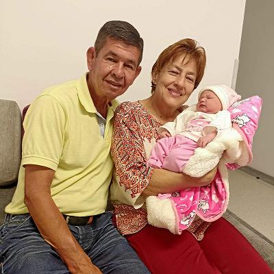 Orlando Velásquez Valencia y Nelly Valencia dan a bienvenida a su nieta Valeria Velásquez Clavijo.