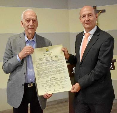 Fotos | Universidad Autónoma | LA PATRIA  Carlos Eduardo Vasco Uribe, recibe el diploma de manos del rector de la Universidad Au