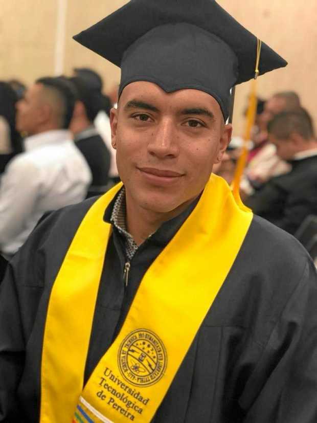 La Universidad tecnológica de Pereira, le otorgo el titulo de veterinario al triatleta caldense Jacobo Bernal Arias, sus padres 