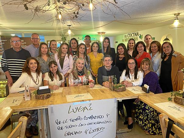 En un restaurante de Manizales se reunieron algunos compañeros del periódico LA PATRIA para hacerle la despedida a Luisa Marina 